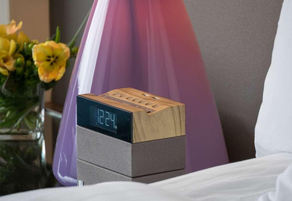 Hotel Murano Tacoma Zimmer foto The new alarm clock