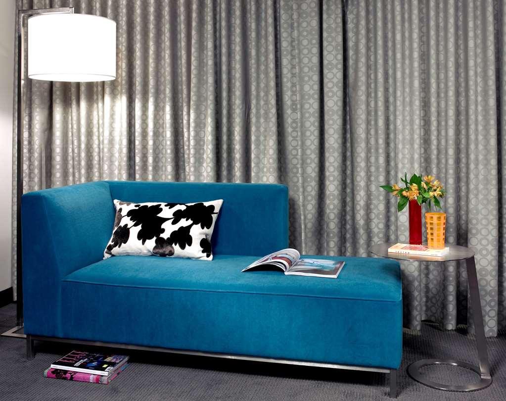 Hotel Murano Tacoma Zimmer foto A blue chaise longue